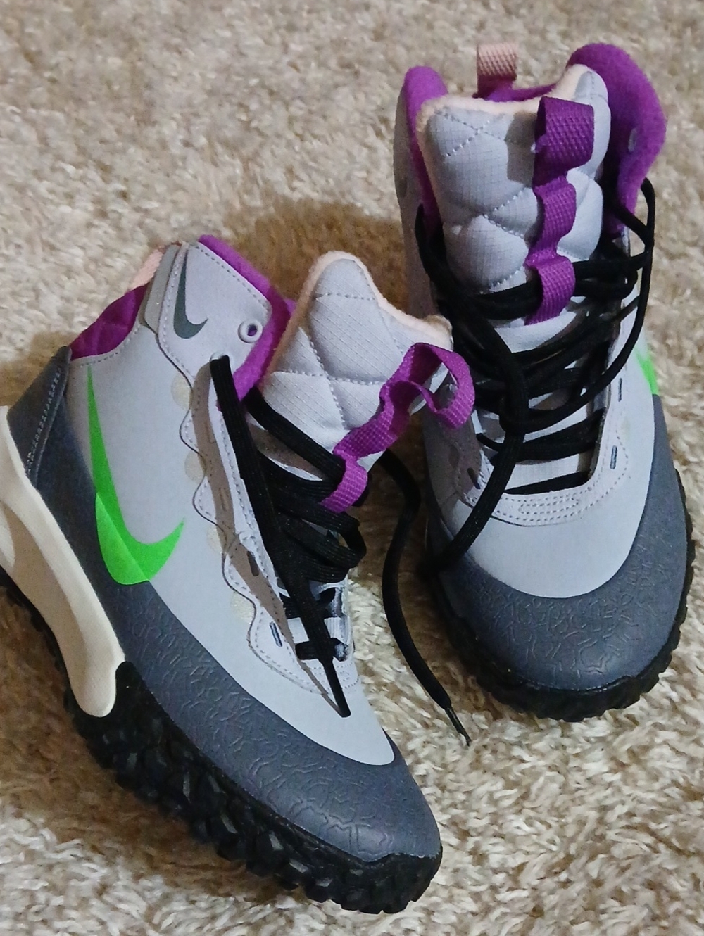 NWOT NIKE SHOES